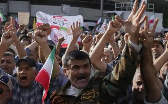 伊朗复仇风暴持续升级，战火已全面外溢，波及全球。

3月2日，伊朗在突袭以色列核