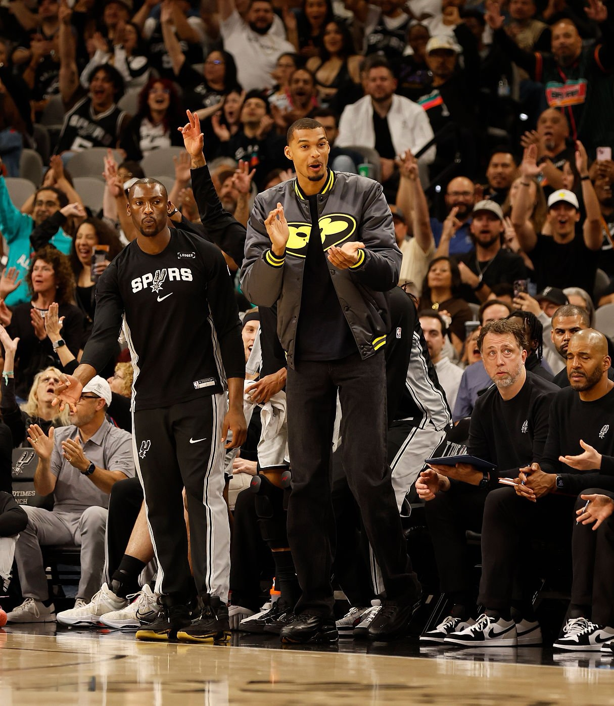 店主称已再三致歉吃12个汉堡女子像文班亚马这种职业球员，一次吃12个汉堡倒也不奇