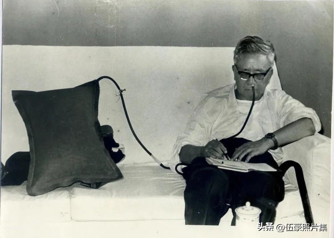 1975年8月，华罗庚率领“双法”推广小分队在东北地区高强度工作。由于长期奔波劳