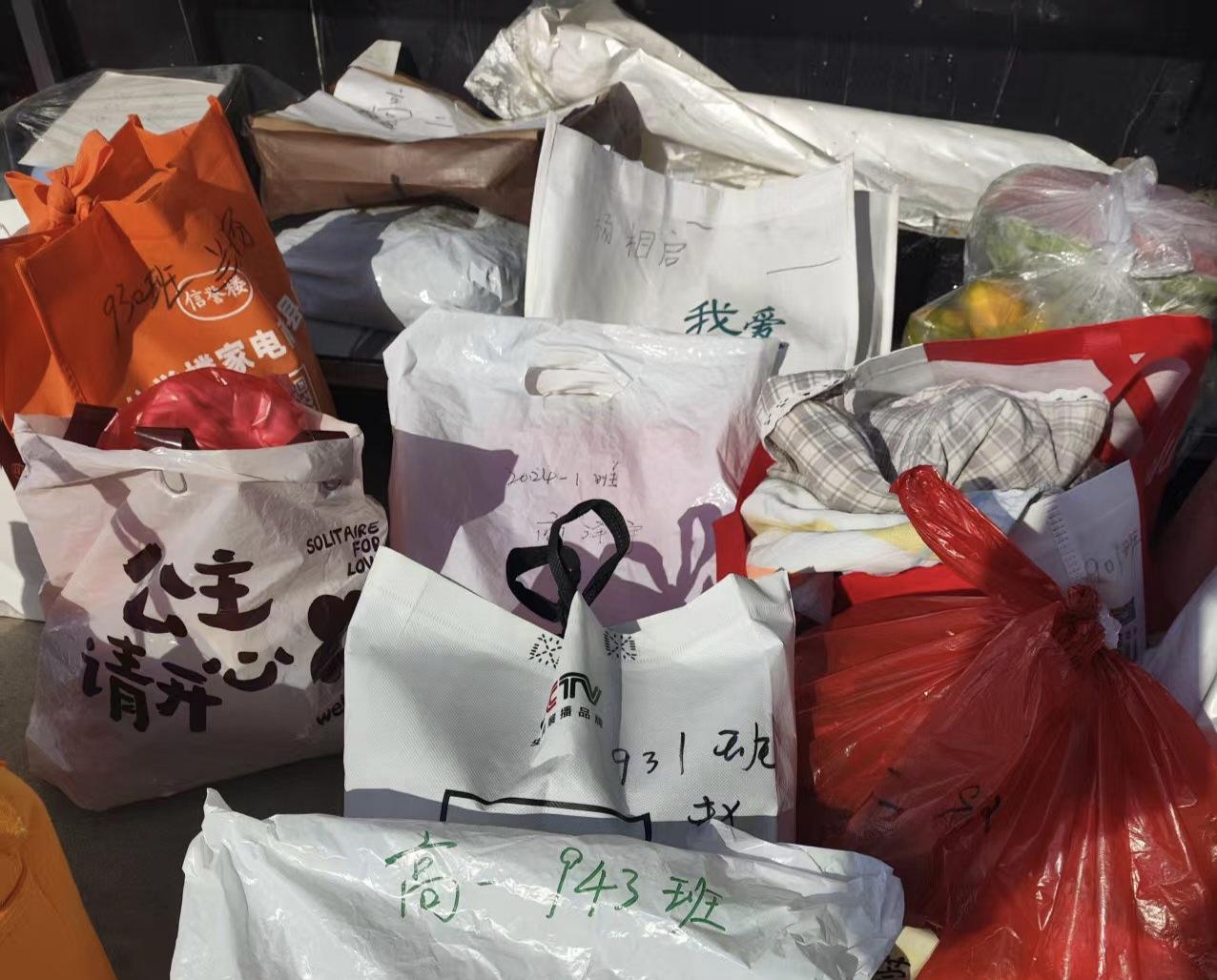 大家看看学校这警卫室这么多包裹，都是家长给孩子送来的衣服，学生都开学一周了，还没