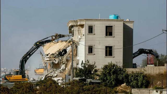 约旦河西岸希伯伦附近的致命袭击造成两名以军士兵死亡几小时后，以色列民政管理局执法单位开始拆除该市郊区