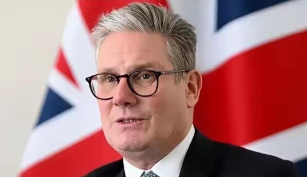 真是大开眼界！

英国马上要卸任的首相斯塔默，在交接工作的过渡期直接敲定了一件让