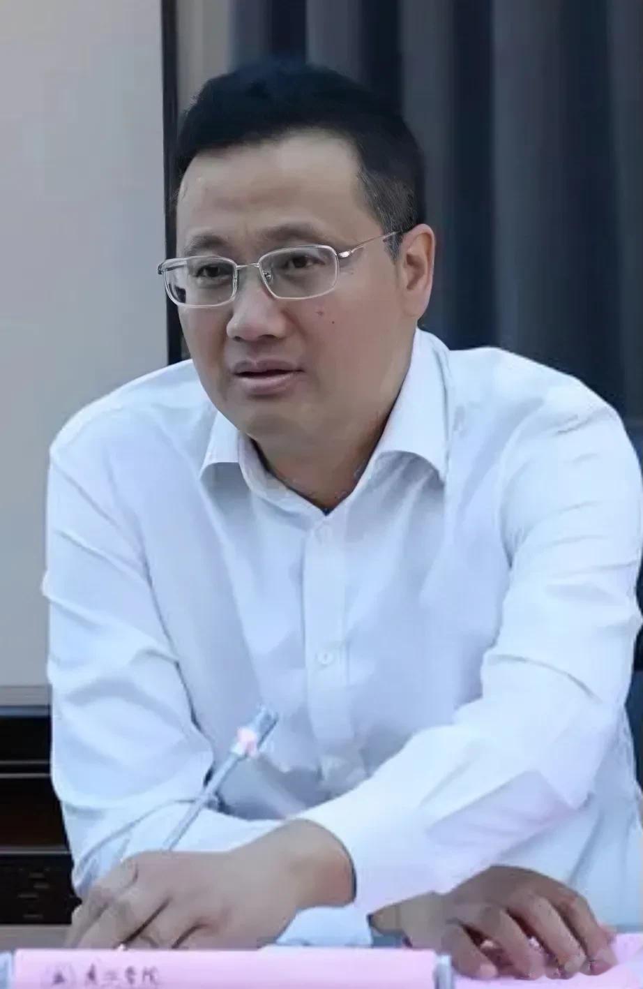衣冠楚楚的杨种学老师被开除了，举报视频随后也被删除，这件事虽然有了处理结果，但举