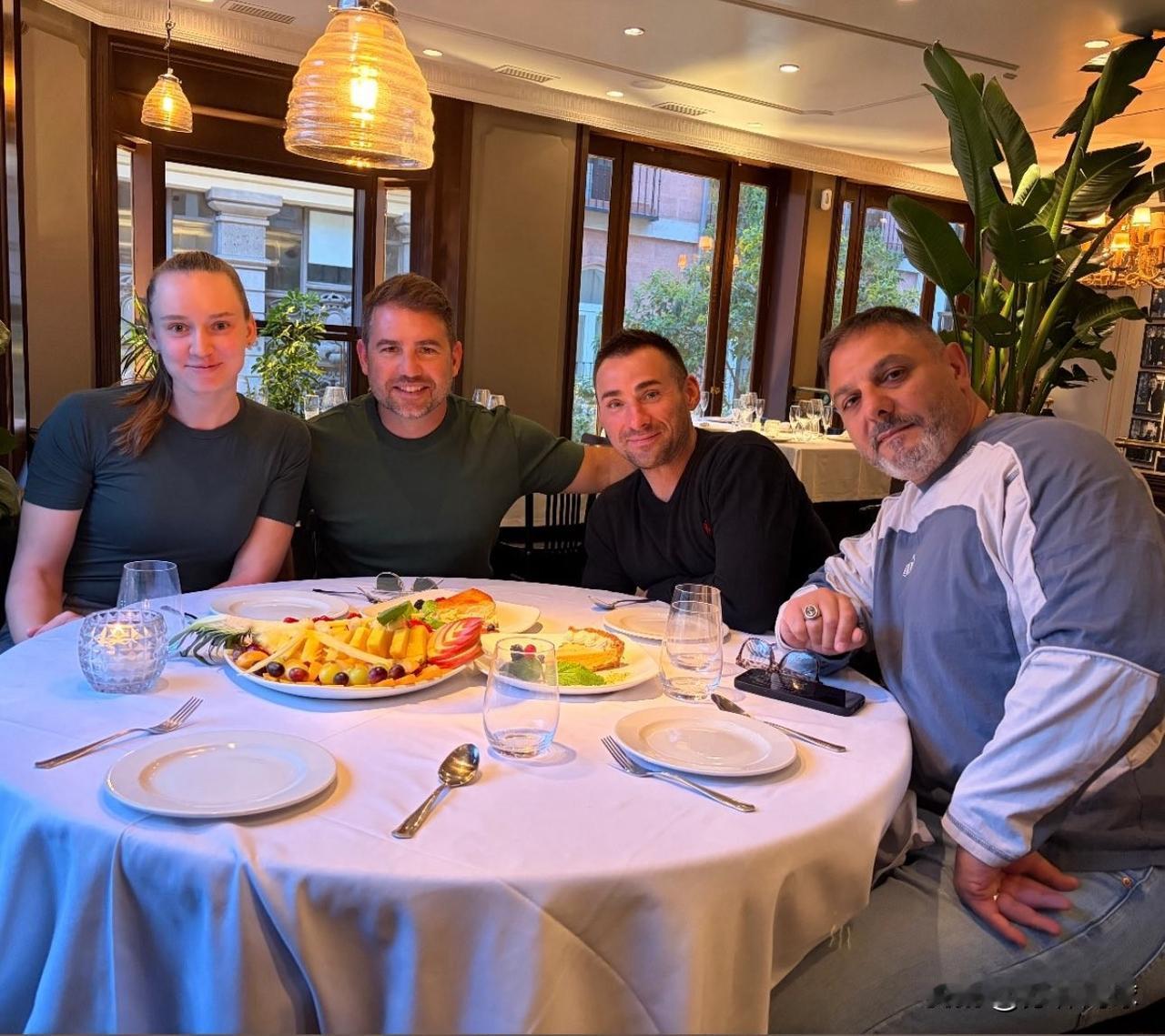 莱巴金娜和团队在马德里晚餐
如果今天郑钦文通过首轮击败肯宁，
责在第三轮就将遭遇