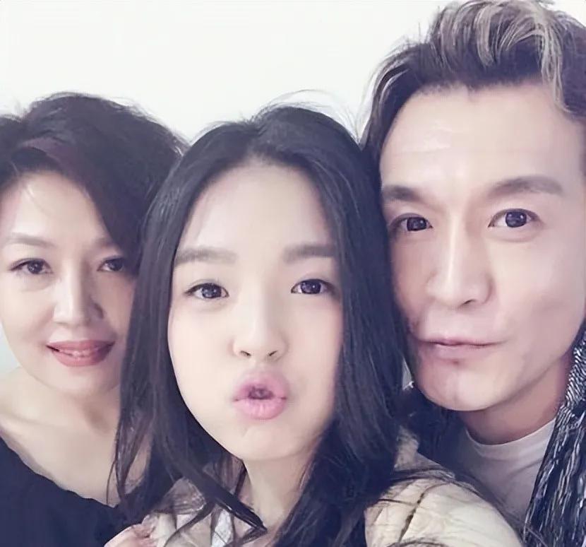 李咏去世七年后女儿谈对象，网友挑刺男友外貌，当年定的规矩还能执行吗。

李咏20