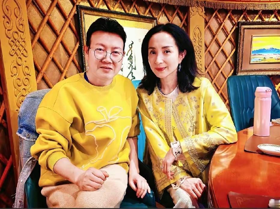 当年，歌唱家汤灿与词作家、导演张峻品，在蒙古包内相聚的留影。蒙古包里面满满的蒙古