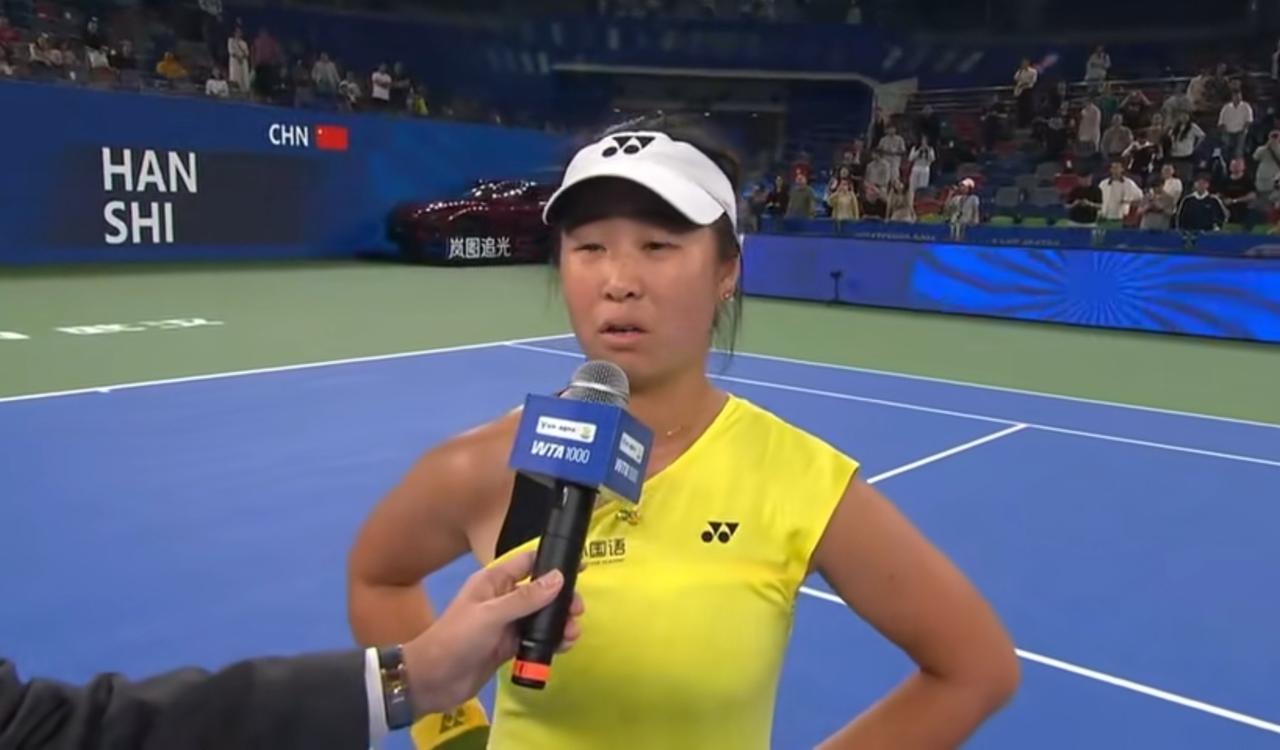 施晗英语说得怎么样？

2026武网女单首轮，爆出了一个不小冷门。

21岁资格