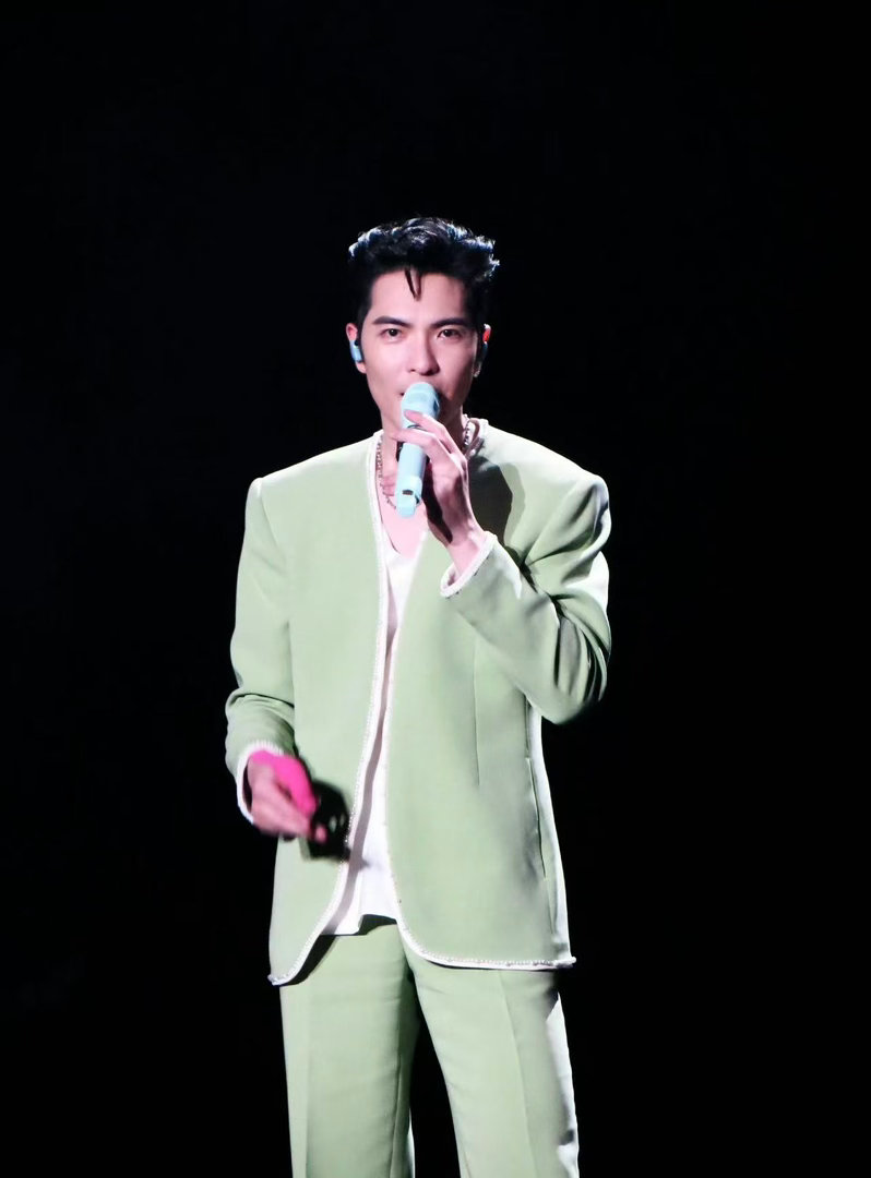 萧敬腾演唱会燃冬小品 萧敬腾沉浸式唱歌，大屏上演燃冬，这票价看小品都值了。 ​​