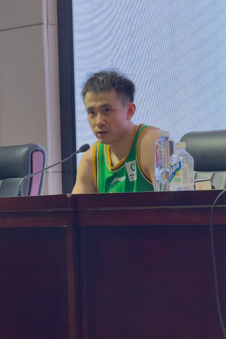 赵继伟作为球员代表参加发布会，对比赛未做点评。被记者问体能状态时，赵继伟说道，前