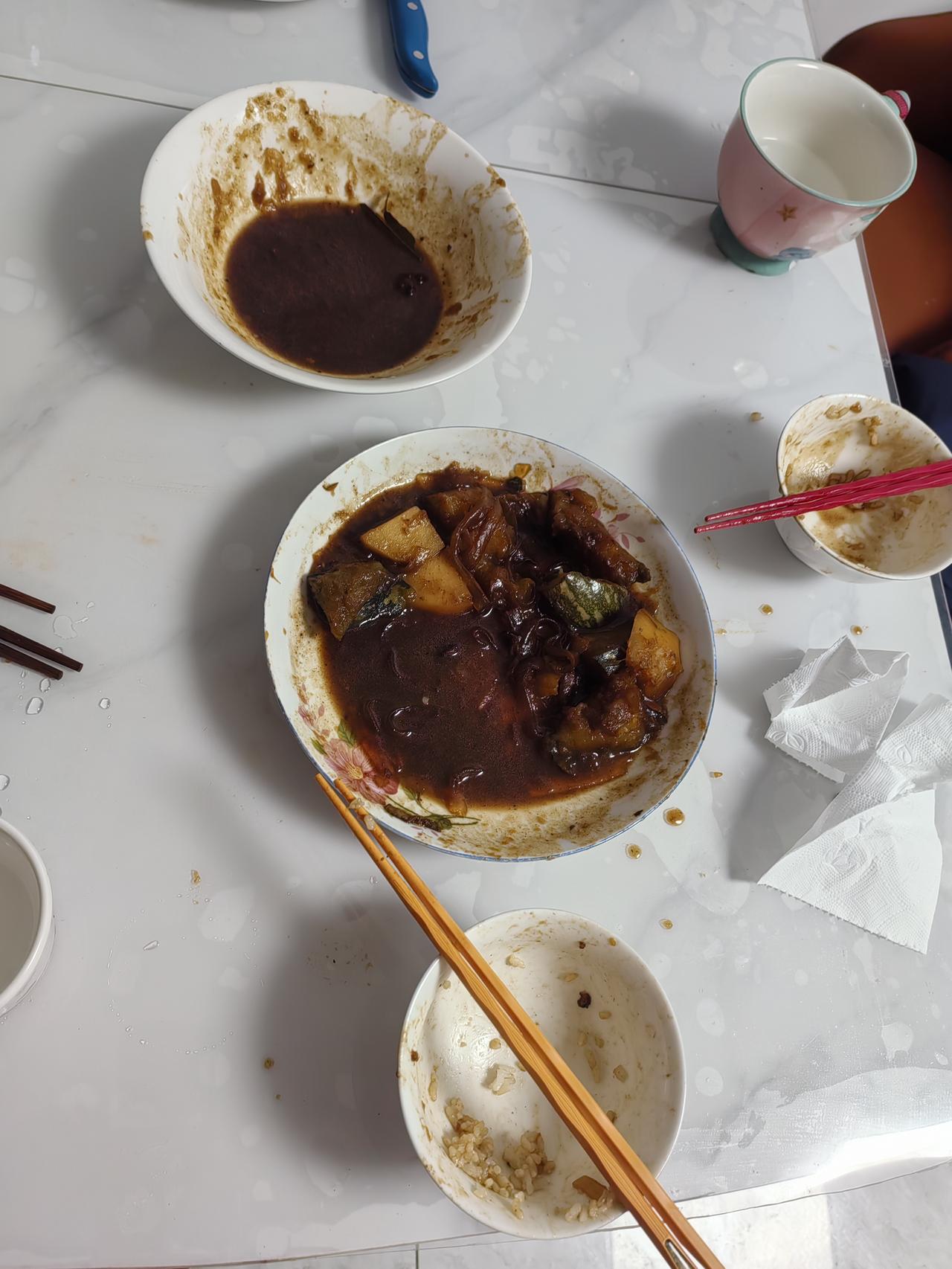 晚饭简单，焖米饭，一点五花肉，炒了糖色，放了大料，香叶，卤肉包，洋葱，还剩点可口