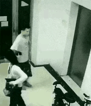 见过变态的没见过这么变态的！
年轻小伙你干点啥不好，竟然在女生背后偷偷地闻，是闻