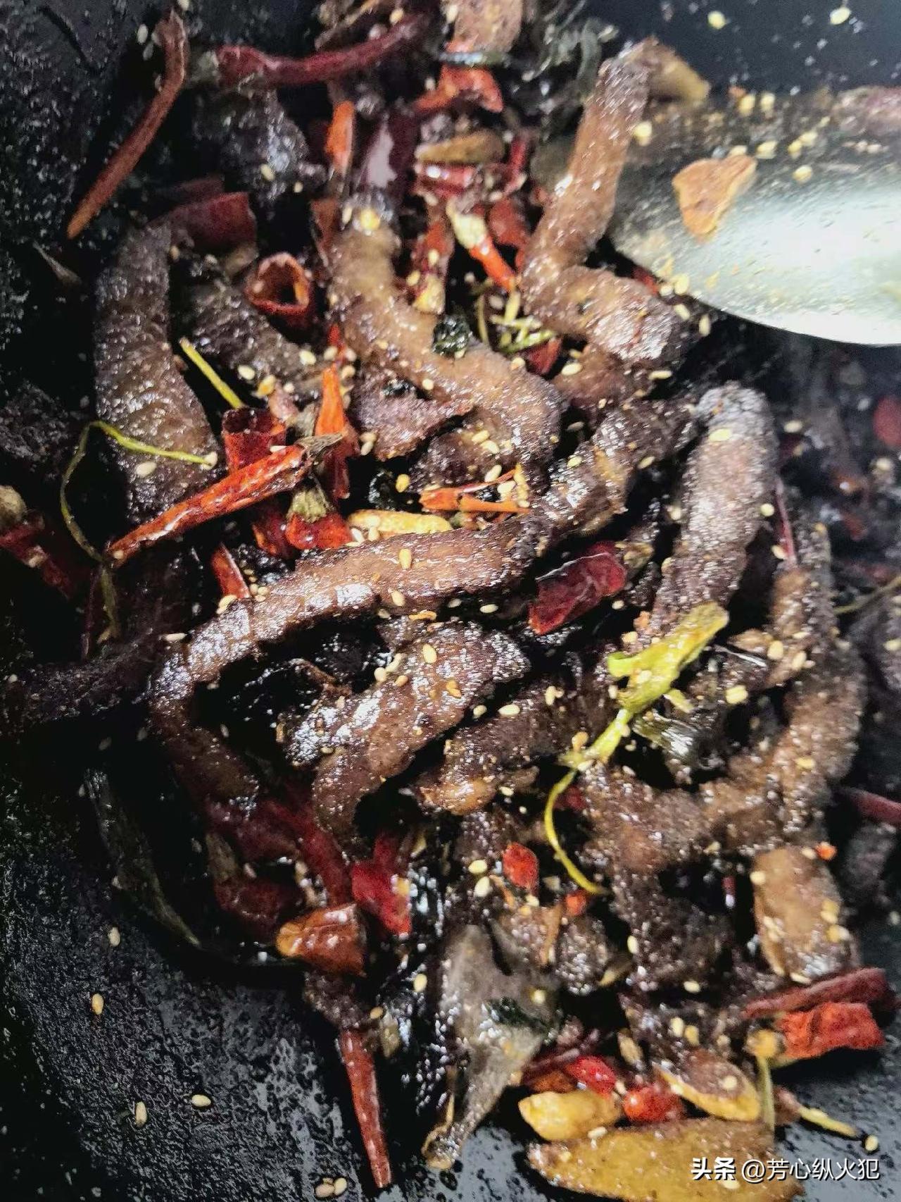 自制麻辣牛肉干太香啦，有没有酒友愿意拿酒来一起享受？牛肉干 牛肉干小吃 牛肉干家