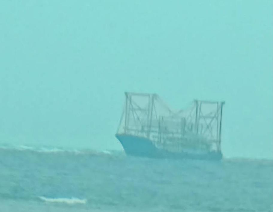 菲媒6月7日发文：中国一艘大型渔船搁浅在中业岛附近，让菲律宾脸色大变，但接下来发