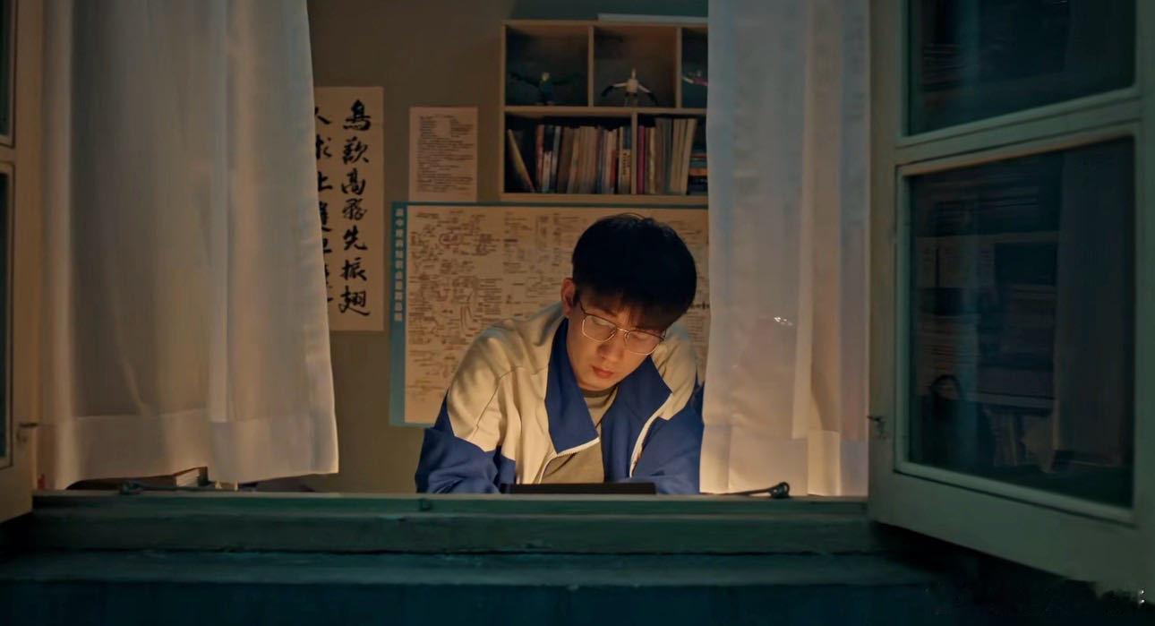 王子奇你怎么还有两幅面孔生逢其时王子奇的演绎自带层次感，曹信拥有两幅面孔，一边是