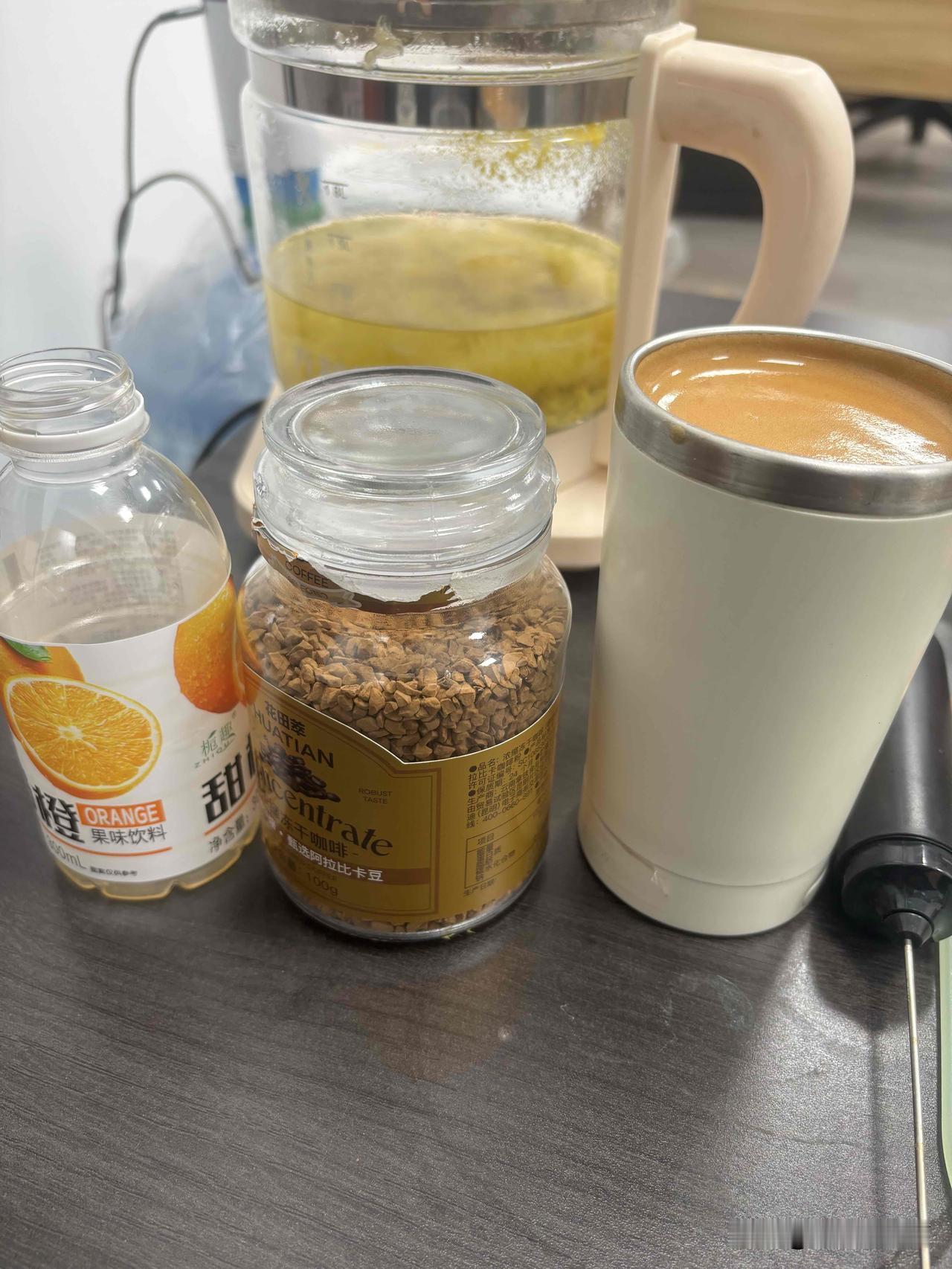 一瓶橙汁，一勺冻干咖啡粉，
打泡在一起就得到一杯橙汁美式。
几颗厂花阿艳送的花生