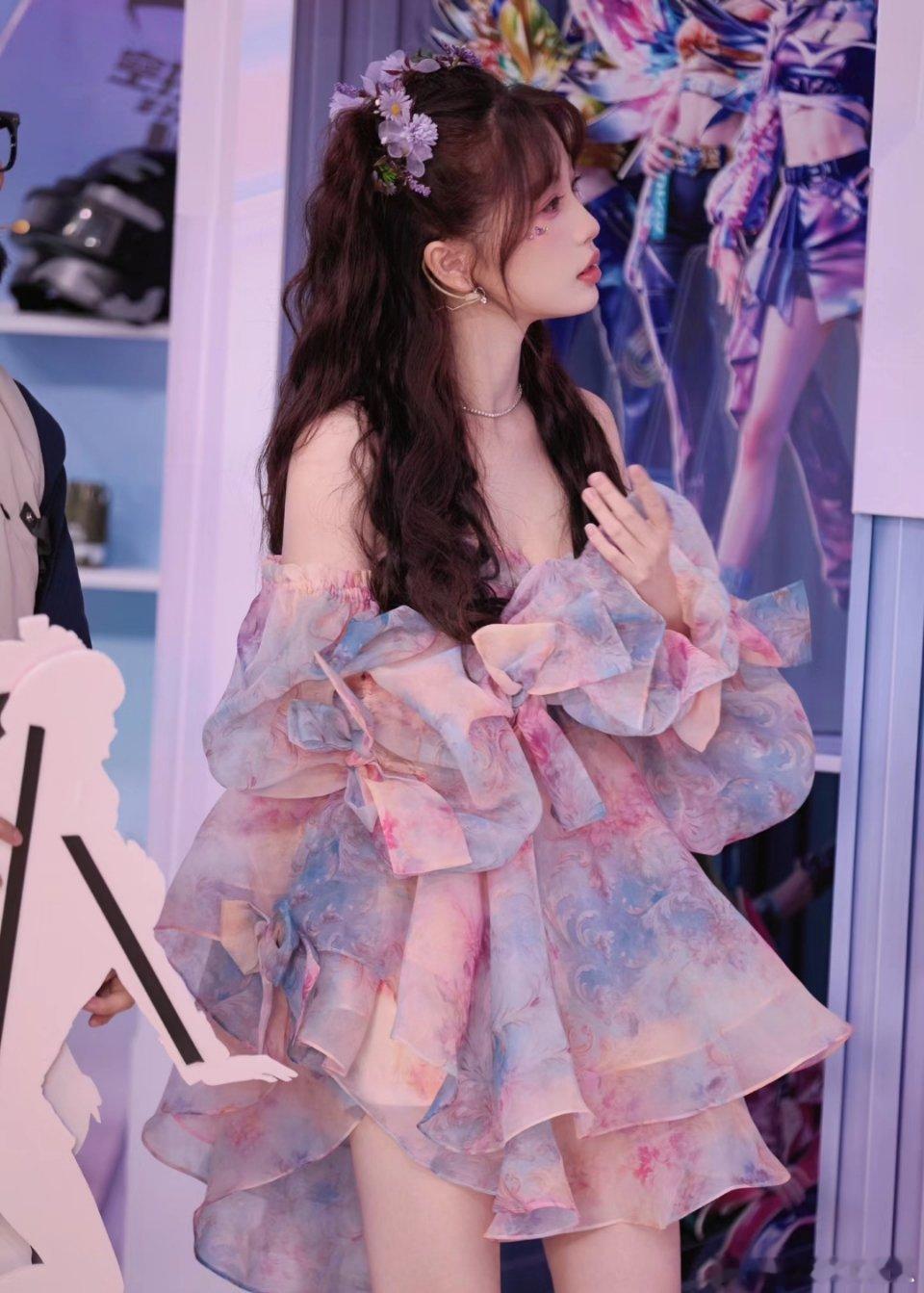 虞书欣你像一个小手办 ​​​