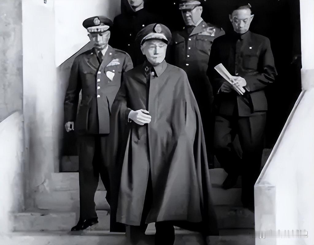 老蒋为啥把江山丢了？说一千道一万，就一句话：他把种地的老百姓，彻底得罪光了。
