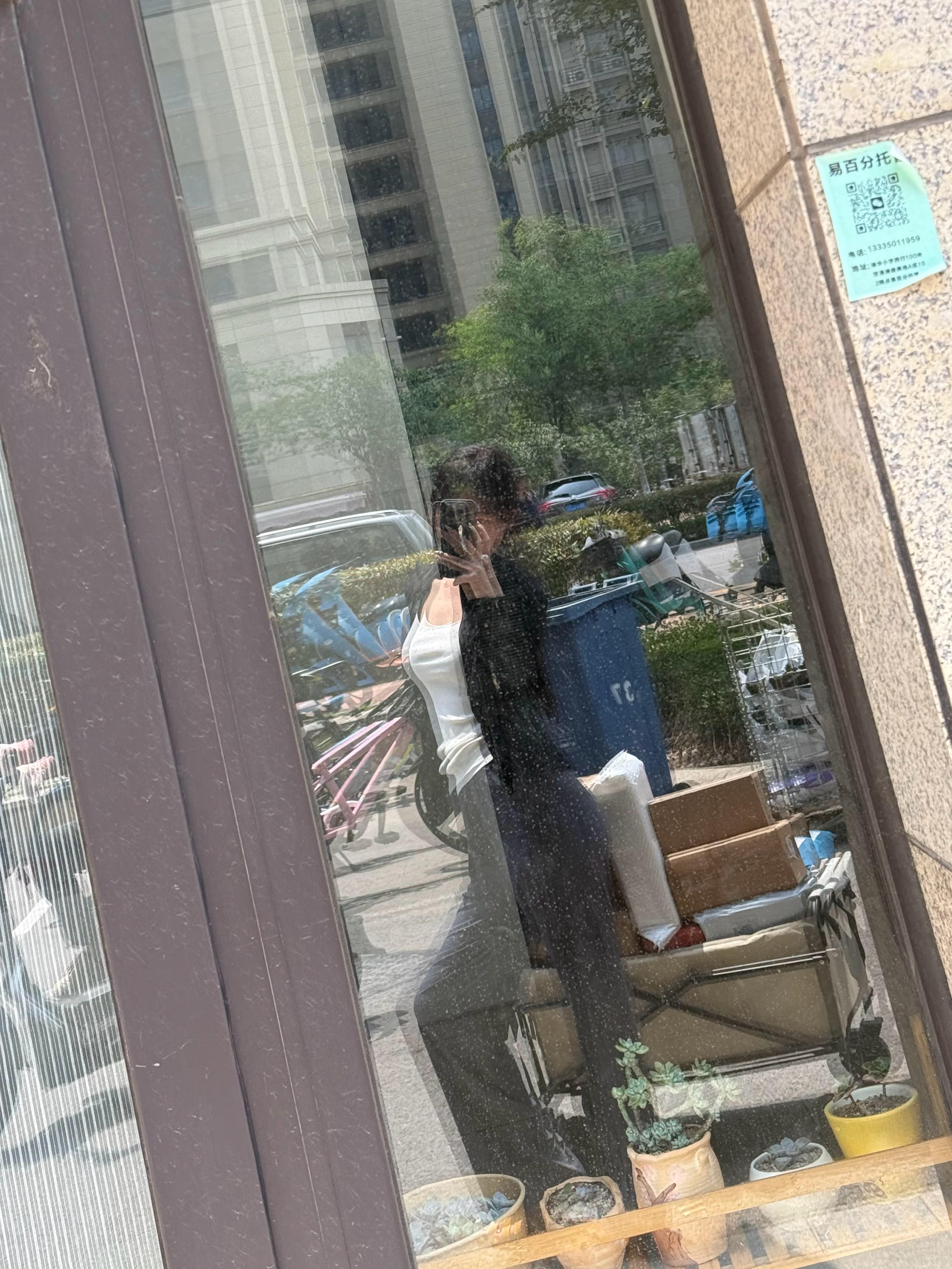 炎热的夏日我拖着载满了一车的快递，然后路上一个男生非要帮我拉到楼下，刚上楼就发现