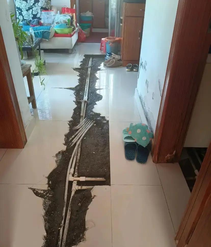 楼上独居老人厨房渗水两年，把我家天花板泡得掉皮长霉。
我爸先忍后查，终于锁定源头