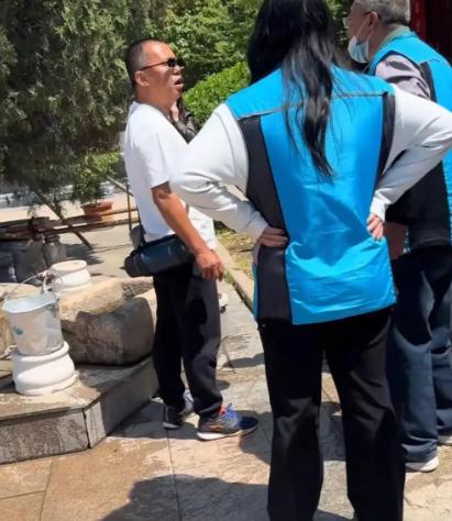 “好心提醒都不行吗！”5月1日青岛灵珠山菩提寺，一位白衣男子带着儿子要用井水洗手