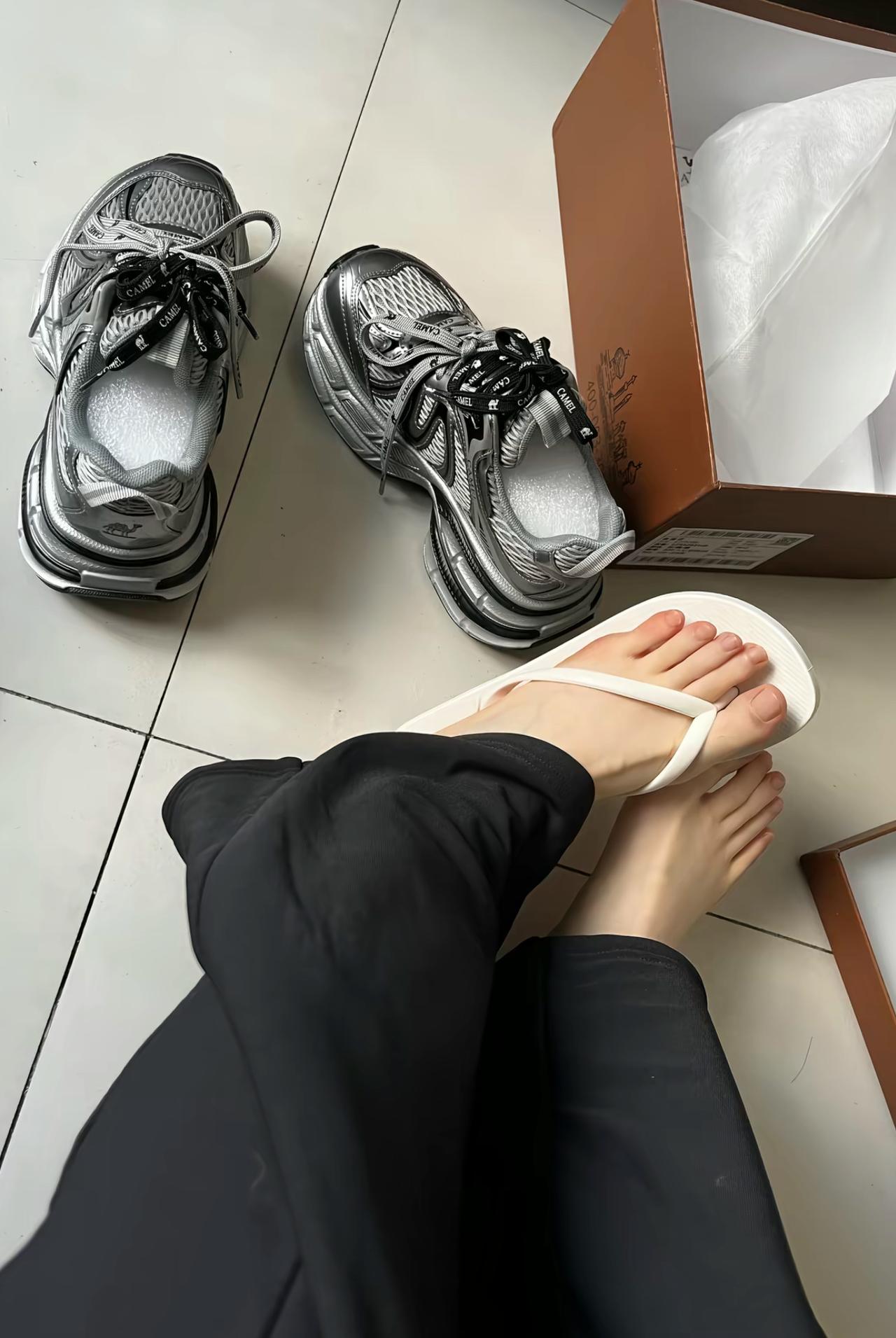 今天是11月3日，星期一，早安。每一个清晨，都是生活的启航。人生的丰盈，在于内心