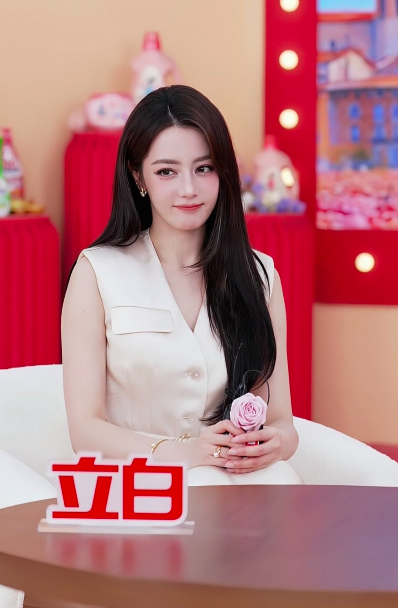 迪丽热巴 × Self-Portrait来自美巴今日活动的造型预览！身着Self