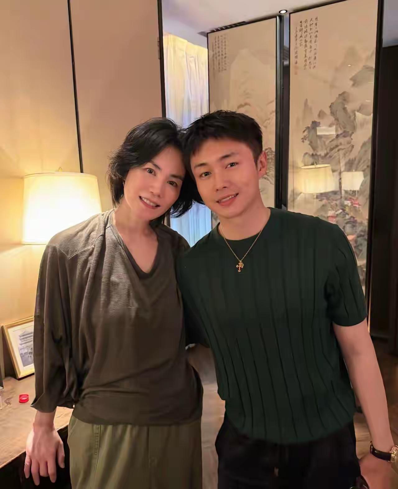 你们认识这位美女吗？
她的情史很丰富，她的身材很苗条，就算是那英、杨钰莹来了都是