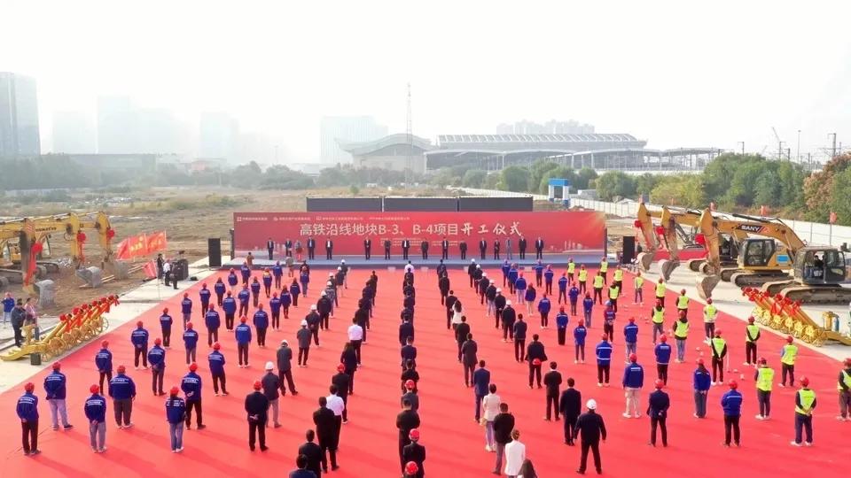 济南西客站高铁沿线b-3，b-4地块开工建设，彻底堵死了西客站扩建空间。


西