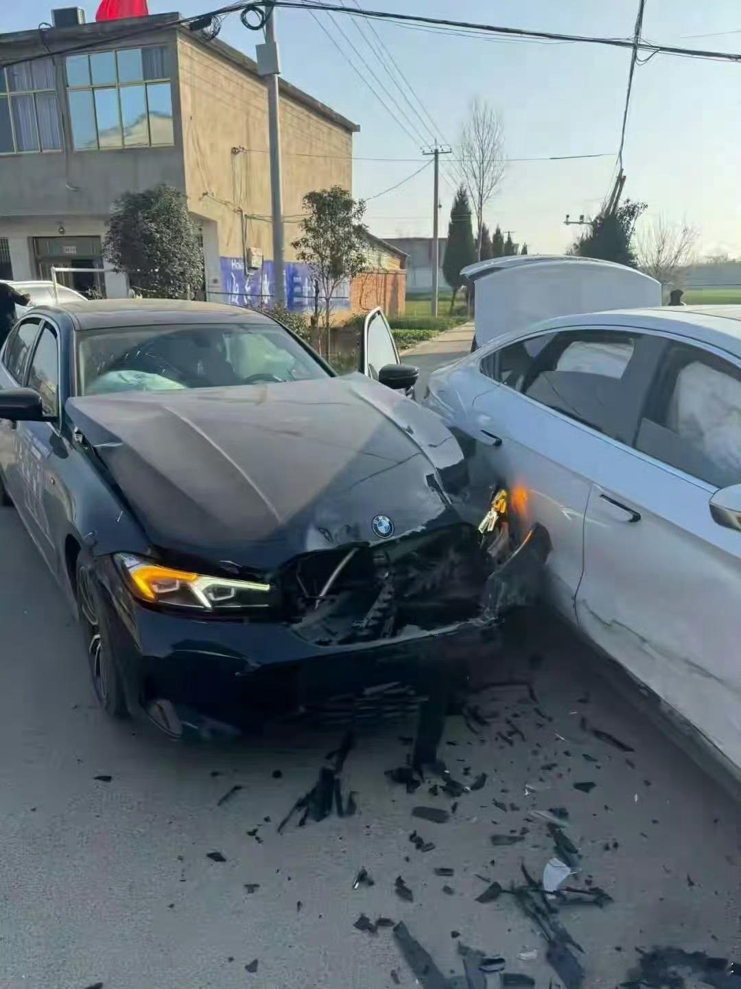 【小伙刚还清车贷宝马几乎撞报废】刚还清车贷发生事故小伙微笑拍照车贷刚解放，爱车就