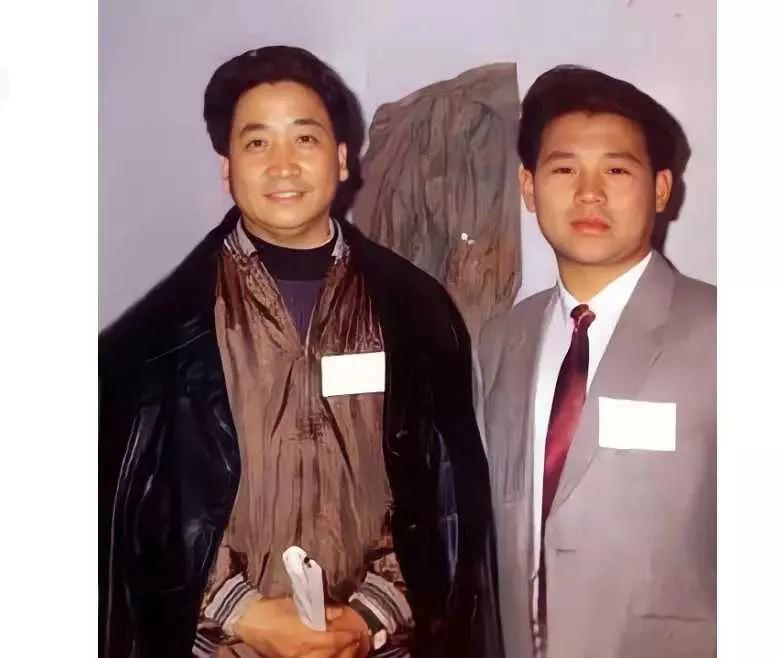 按照相声师系传承的惯例，姜昆与郭德纲是同辈。如果再往前追溯一代，姜昆的老师是相声