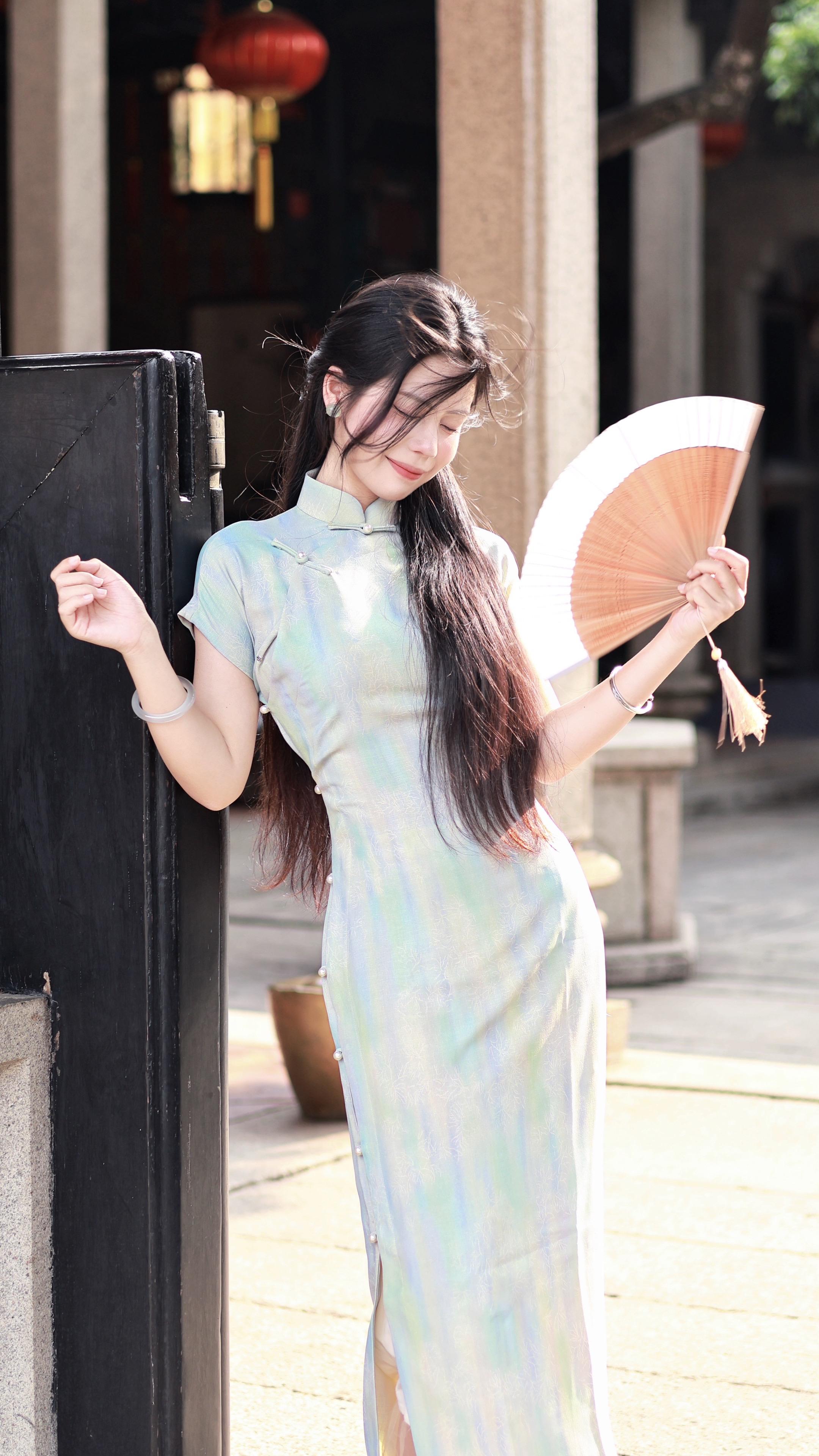 春知晓梦不觉 恰似你我那年。