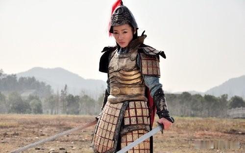 两辽王薛丁山的三位夫人都是谁？
大夫人窦仙童，乃是夏明王窦建德之孙，师从黄花圣母