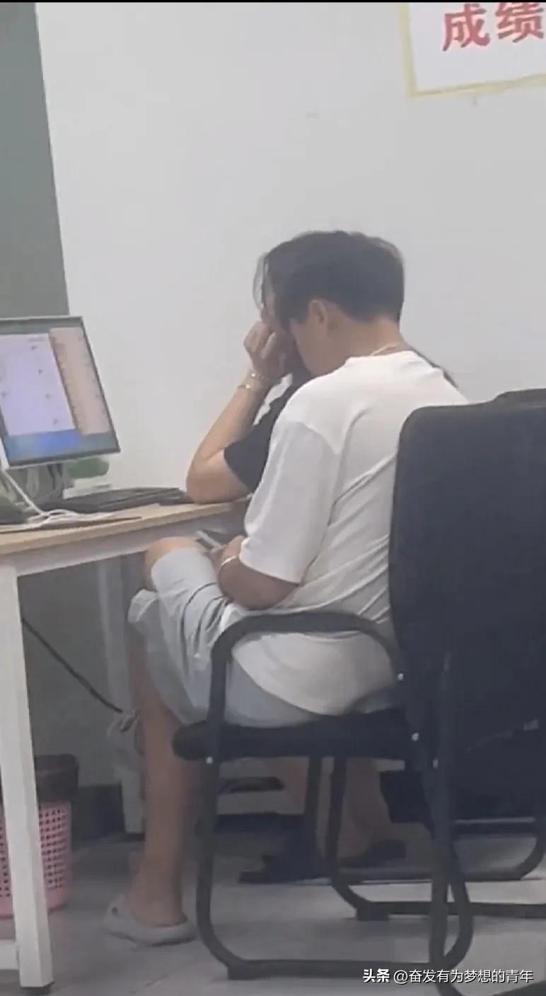 公司最近有件新鲜事，一个技术员拍拍屁股走人了，HR拿着保密协议要他签字。员工瞅了