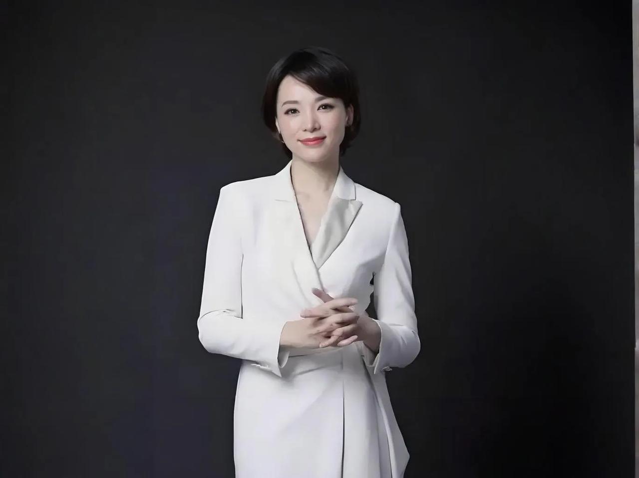 你如何评价主持人董卿董卿是一位才华横溢、职业素养高、形象气质佳的优秀主持人。她的