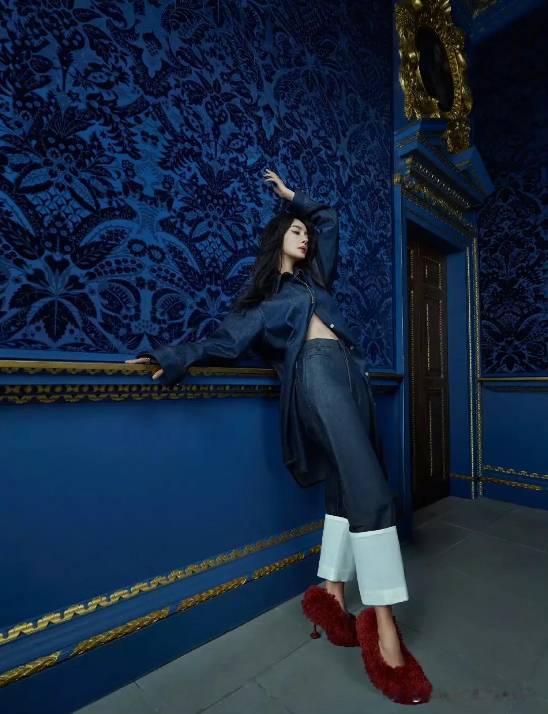 杨幂复古蓝调，时尚穿搭，尽显优雅！