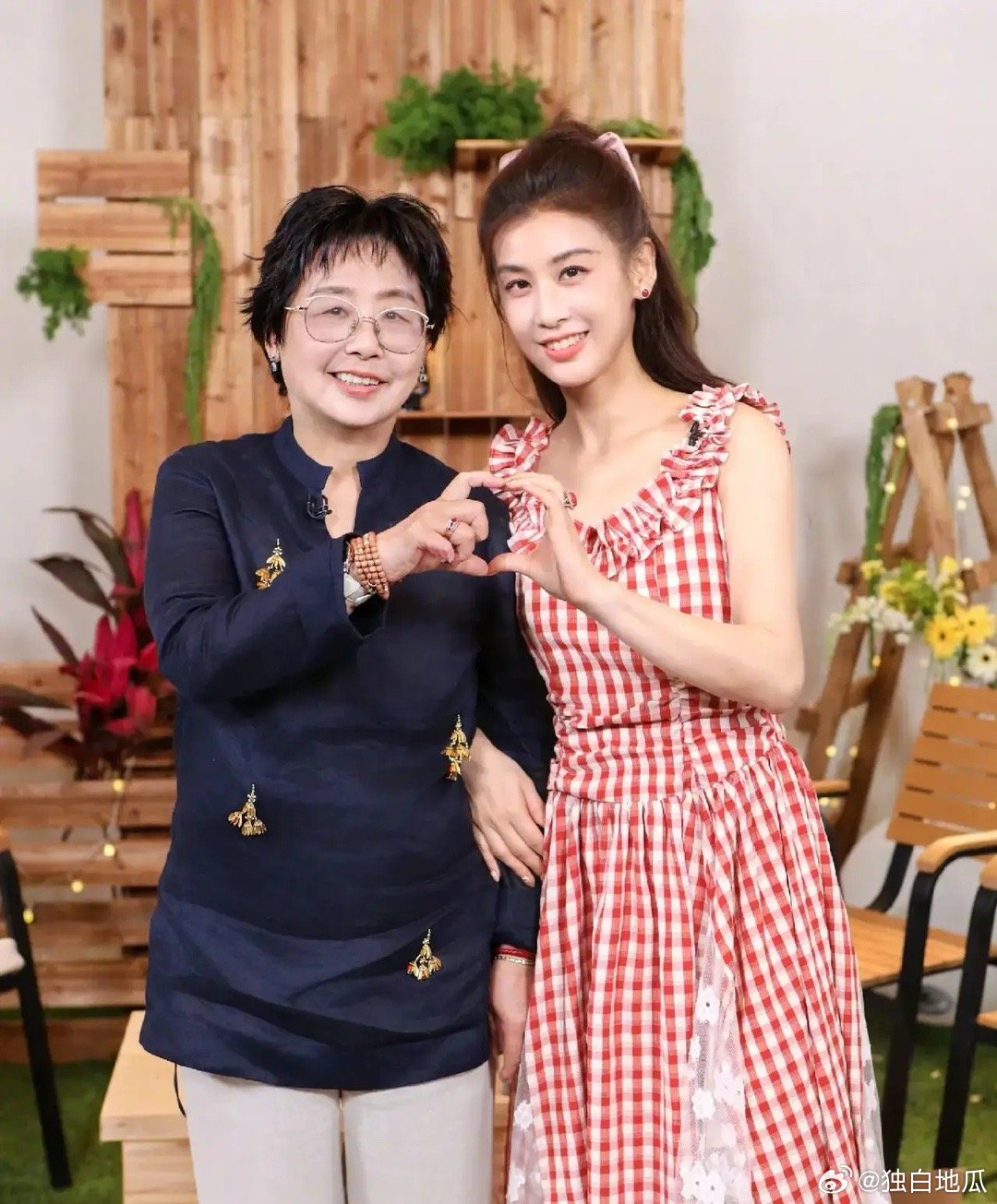 黄圣依家庭真不愧是高知家庭，她妈妈在和黄圣依争论时飙方言就算了，还夹杂英语句子，