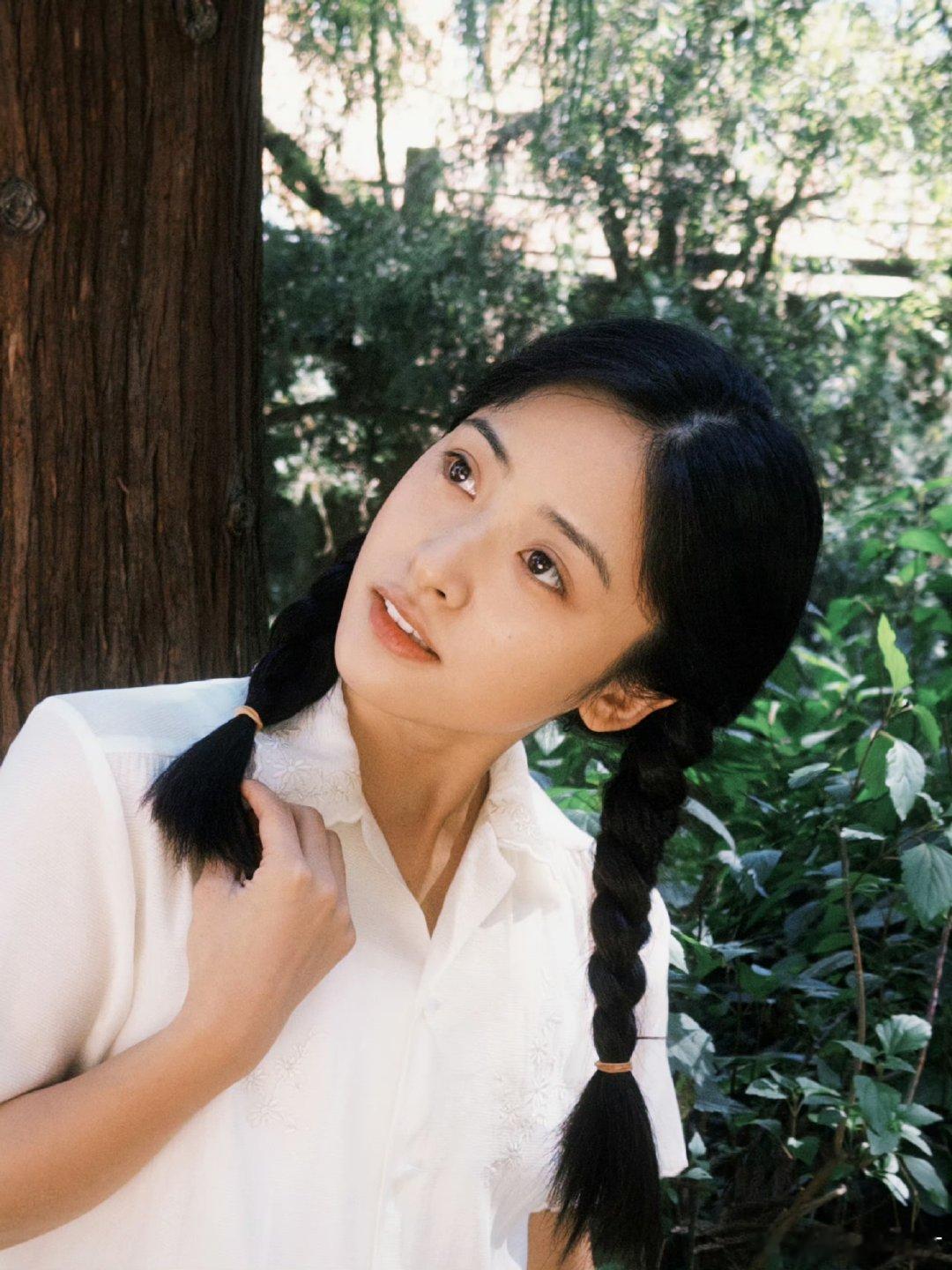 沈月晒群星闪耀时花絮照沈月70年代的少女感质朴复古造型适配度超高！沈月自带干净的
