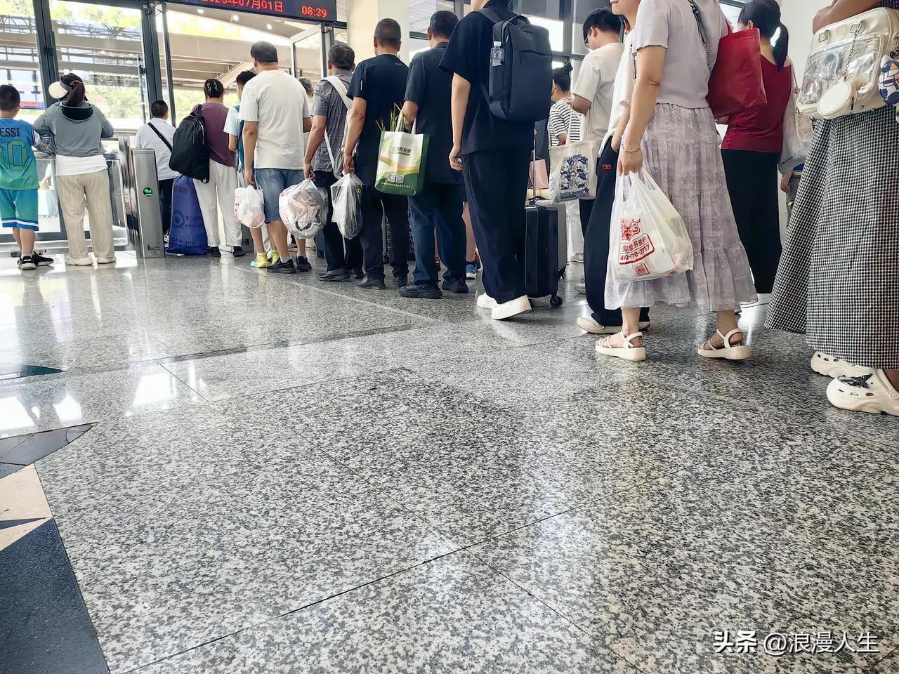 现在人素质的确是高，火车站检票排队井然有序，上火车排队的也是井然有序。交通工具也