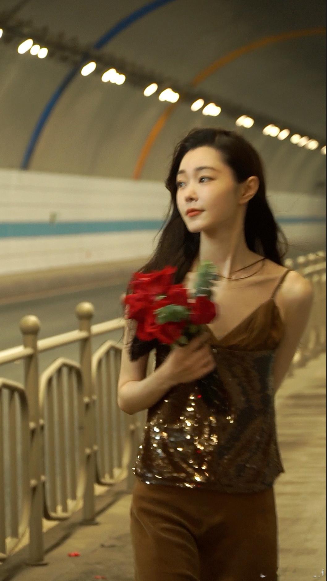#宋轶亮片吊带##宋轶玫瑰写真#宋轶亮片吊带，爱了爱了 ​​​