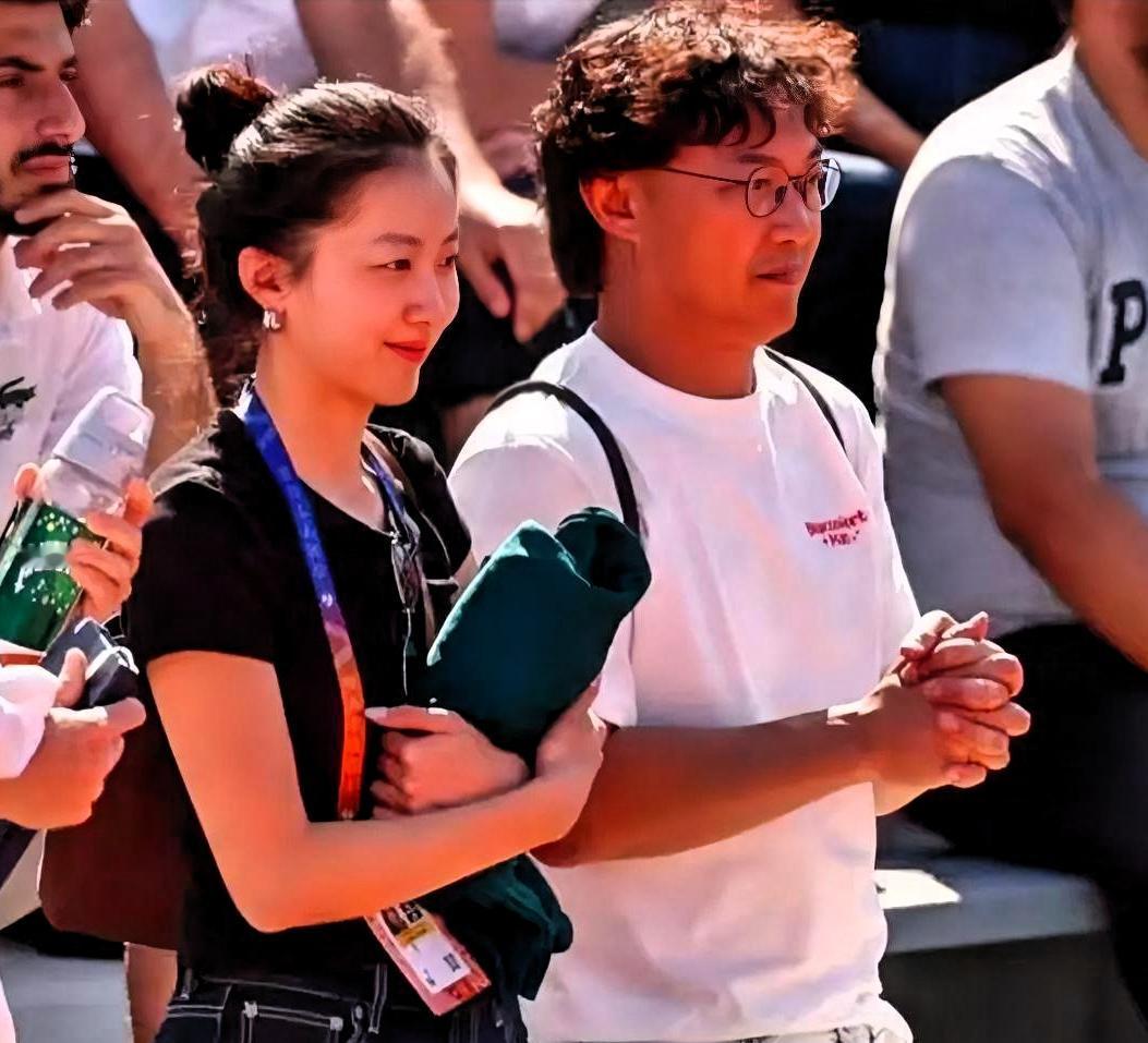 陈康堤承认分手。社交账号互相取关了。可她给黄泽林亚运夺冠的新闻，点了个赞。

取