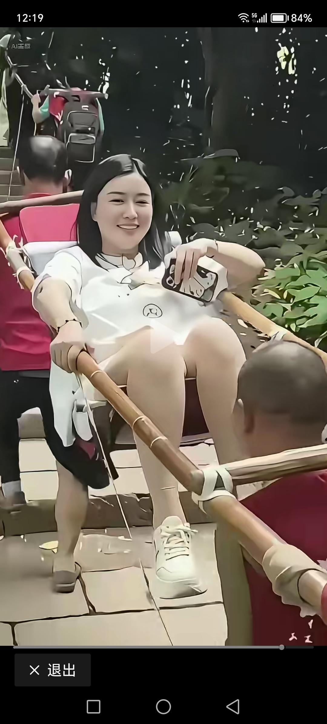 美女享受生活，抬美女的人生活奔波。这却没什么问题，职业没有高低贵贱之分，都是平等
