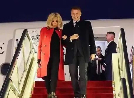 马克龙他来了，他带着夫人布丽吉特一起来了，飞机舱门一打开，就让人感觉到马克龙这次