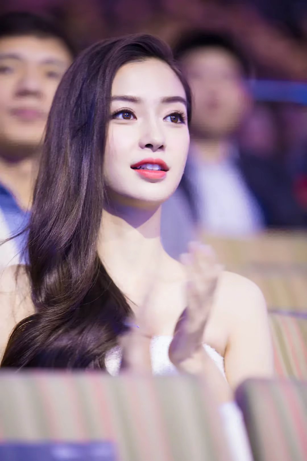 杨颖 angelababy “蝉鸣不止的夏日总会结束 可少年人的爱恋永不落幕.”