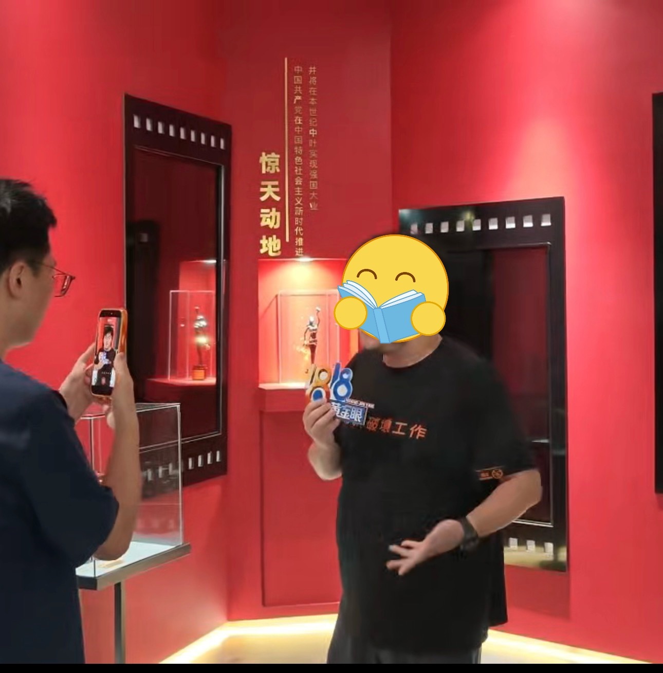 #差评编辑部的日常# 同事去看了万众瞩目的电影《牛来》，看完在门口还被1818逮