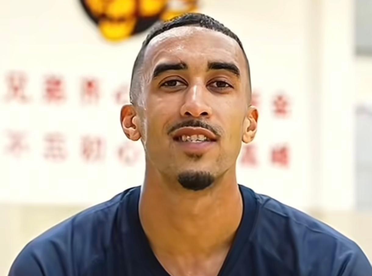 178公分，在CBA意味着什么？
意味着全队个子最矮，也意味着全场的大个子们，