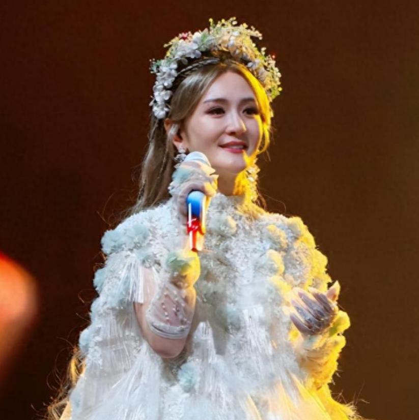 娱乐圈出现了一个奇怪现象：以前很难抢到票的大型演唱会，如今越来越多明星加入其中，