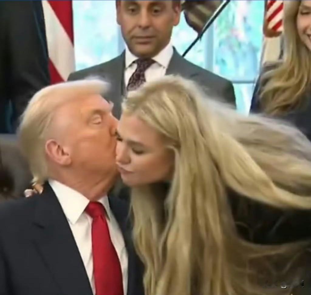 寡妇门前是非多……
特朗普亲一下好友老婆，寄托一下哀思，怎么啦？有人不断放大炒作