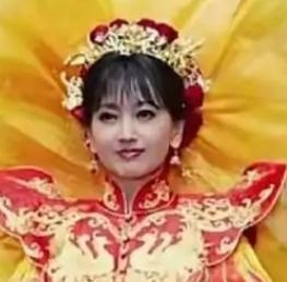 年龄从来不是需要恐惧的事。
73岁的赵雅芝首度登上了高定秀场，在北京时装周压轴走