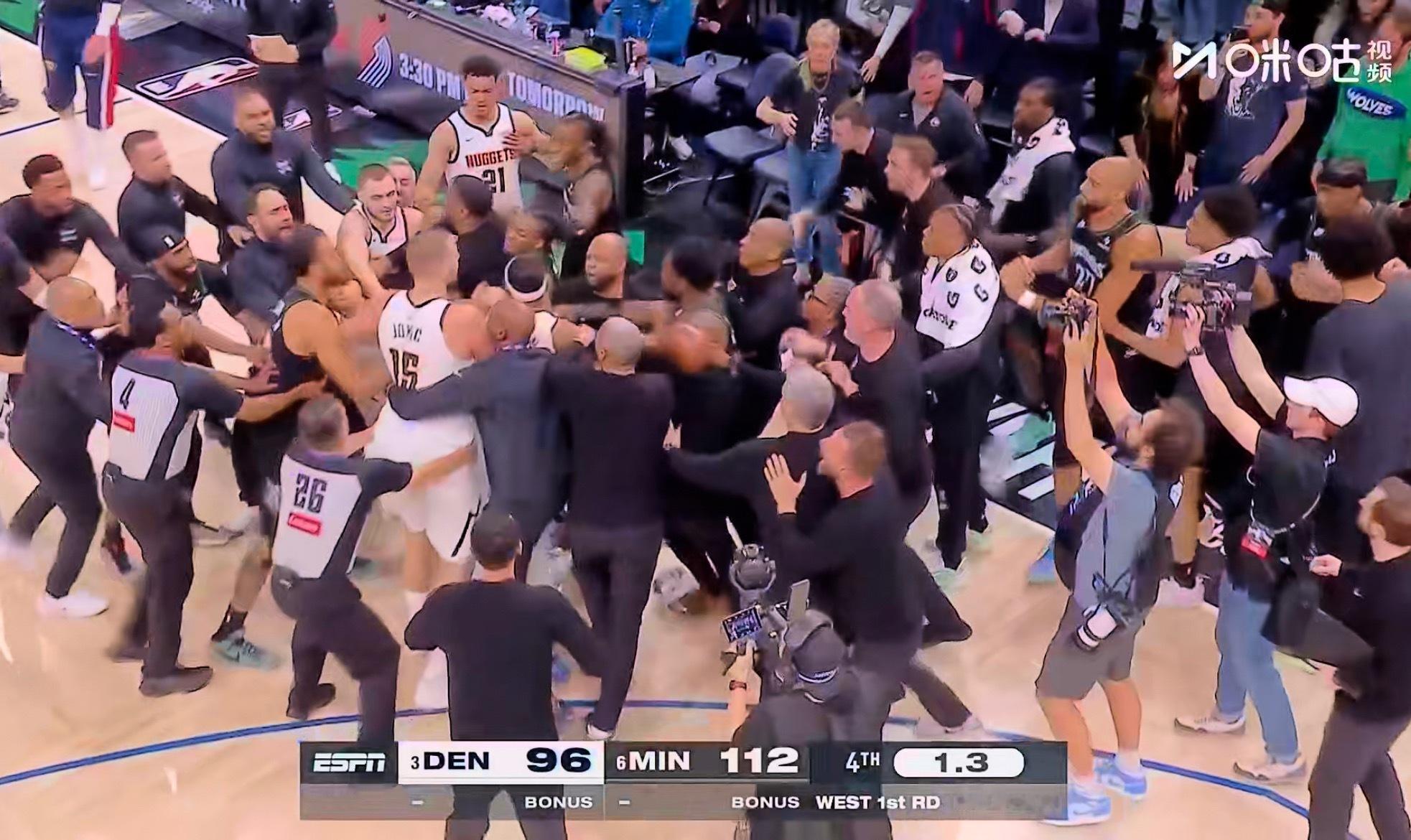 比赛失控了，约基奇突然冲过去打架了！ 