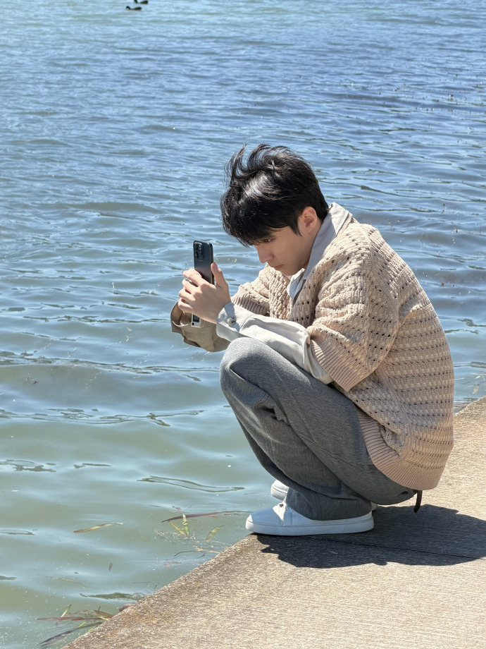 王俊凯无人乐园邀请函 王俊凯马上解锁无人乐园，按颜色的话还有13首未公开？狠狠期
